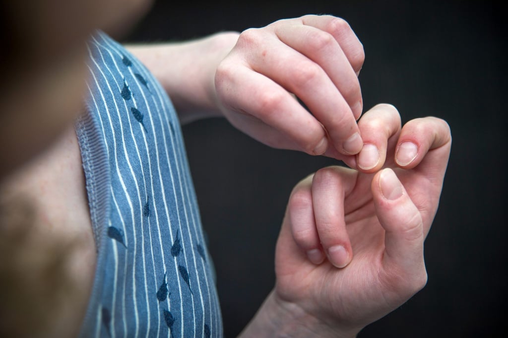 Körperfokussierte repetitive Verhaltensweisen sind weit verbreitet: Sie dienen oft als Bewältigungsstrategie für Stress, Anspannung oder unangenehme Gefühle.