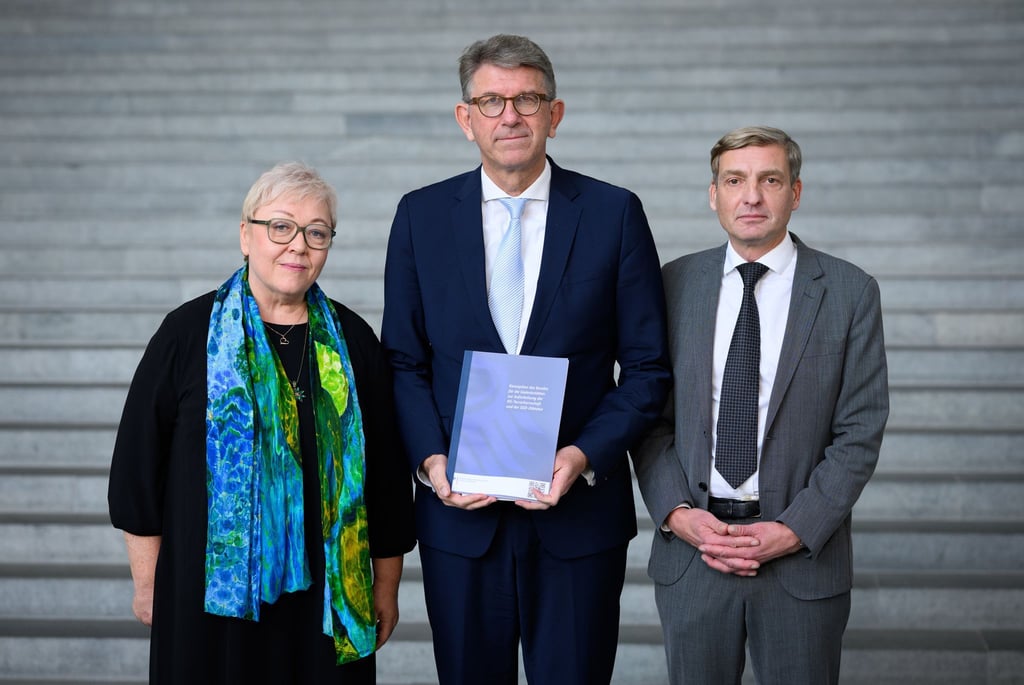 Weimer stellte seine neue Konzeption zusammen mit der SED-Opferbeauftragten Evelyn Zupke und Uwe Neumärker, Direktor der Stiftung Denkmal für die ermordeten Juden Europas, vor.