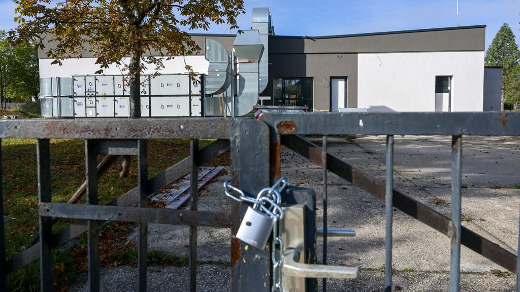 Das Hallenbad in Weißenfels sollte aufwendig saniert werden, Millionen Euro flossen bereits. Heute ist es eine Bauruine.