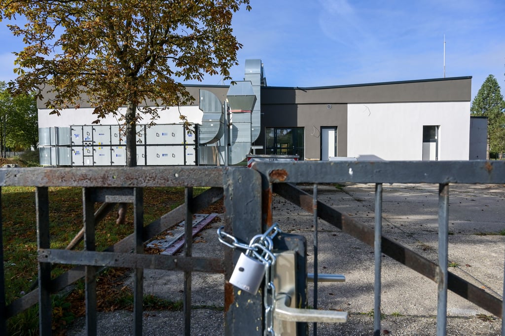 Das Hallenbad in Weißenfels sollte aufwendig saniert werden, Millionen Euro flossen bereits. Heute ist es eine Bauruine.