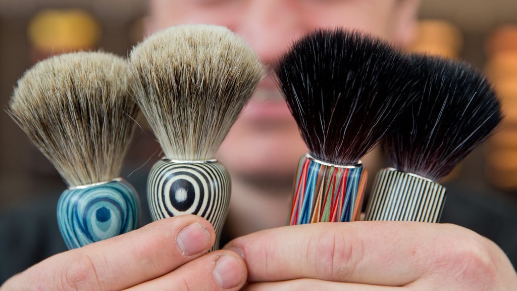 Rasierpinsel mit herkömmlichen Borsten (l, Dachshaar) und veganen Borsten (Kunsthaar): Viele Pinsel enthalten Tierhaare – etwa vom Marder oder seiner Verwandten. Ihre Gewinnung ist eng mit der Pelzindustrie verbunden.