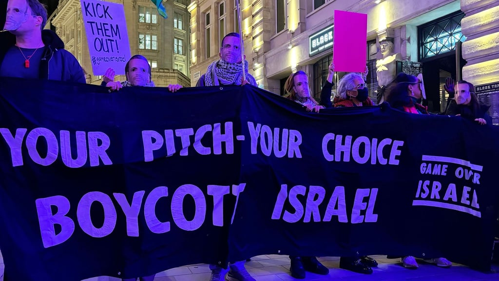 Die Aktivisten fordern den Ausschluss Israels aus dem europäischen Fußball.