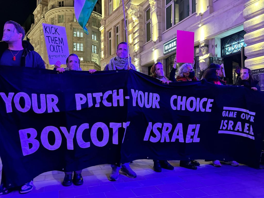 Die Aktivisten fordern den Ausschluss Israels aus dem europäischen Fußball.