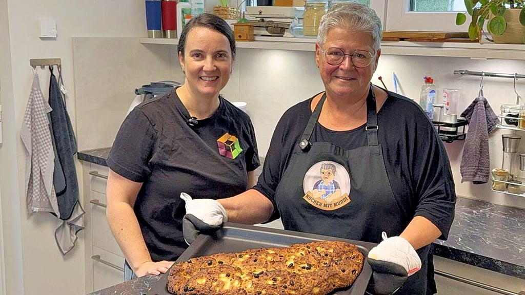 Stendalerin Dorothe Oesemann (rechts) vom Youtube-Kanal „Kochen mit Muddi“ hat mit Stefanie Kloft einen Stollen für den guten Zweck gebacken.