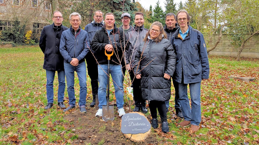 Rund 60 Euro haben die Mitglieder des Dartsclubs für die Baumpflanzaktion in die Hand genommen.