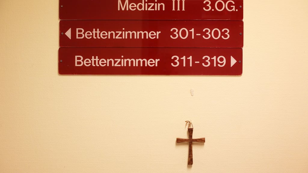 Darf bei kirchlichen Arbeitgebern gestreikt werden? Diese Frage wird nun vor Gericht verhandelt. (Symbolbild)