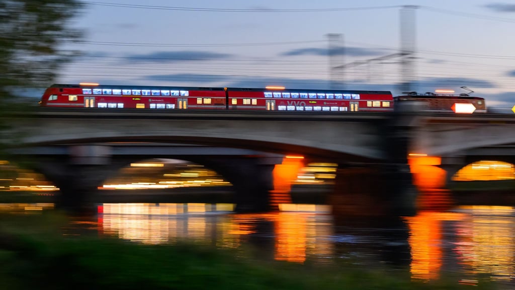 Gegen die Einsparung von Zugbegleitern bei der DB Region und dem Verkehrsverbund Oberelbe regt sich Protest. (Archivbild)