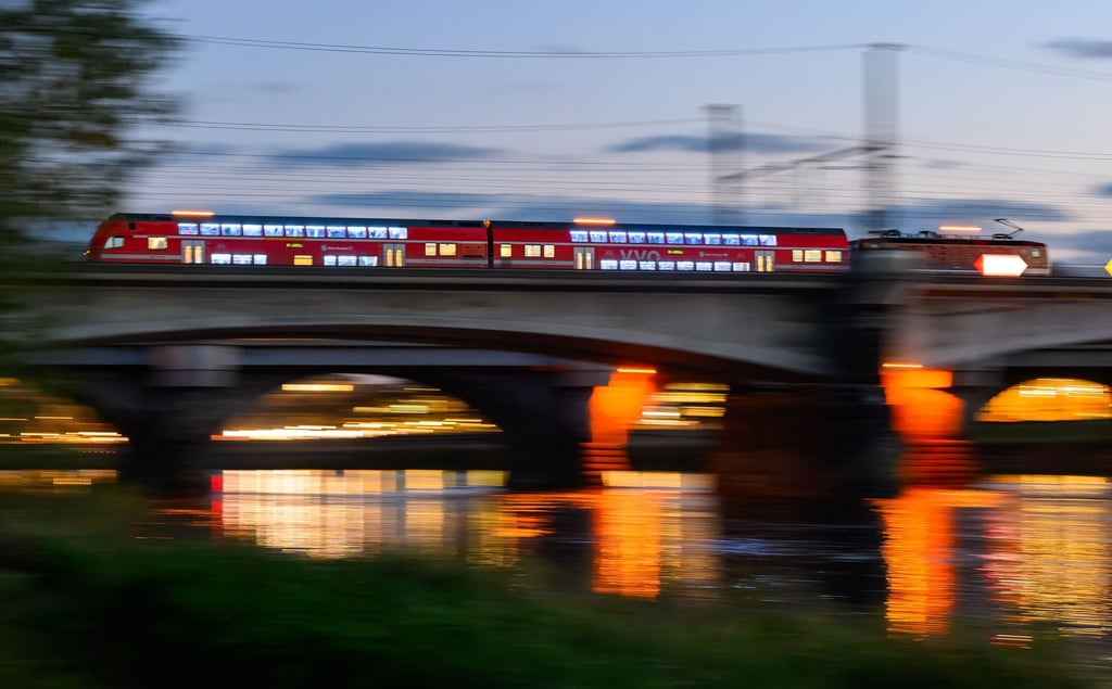 Gegen die Einsparung von Zugbegleitern bei der DB Region und dem Verkehrsverbund Oberelbe regt sich Protest. (Archivbild)