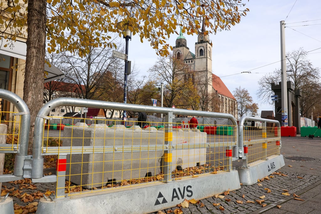 Betonsperren stehen rund um den Weihnachtsmarkt. Die sogenannten Nizzasperren gehören zu den Sperrsystemen, die den Budenzauber in Magdeburg  sichern.