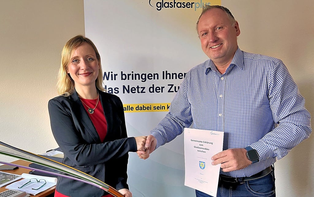 Gebietsmanagerin Nadja Thätner von der Telekom und Bürgermeister Maik Mund unterschrieben eine gemeinsame Erklärung zum Glasfaserausbau. 