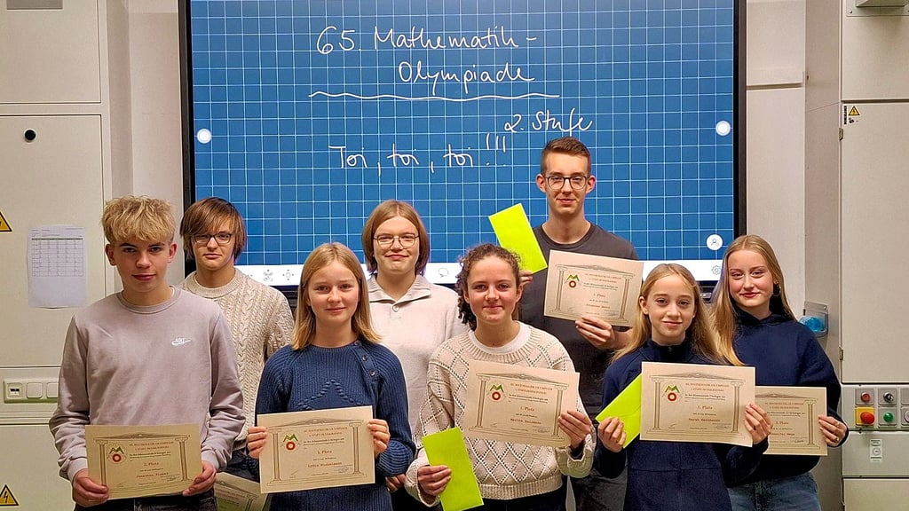 Bevor am Mittwoch  die zweite Stufe der 65. Mathematikolympiade am Gymnasium in Havelberg geschrieben wurde, erhielten die erfolgreichen Teilnehmer der ersten Stufe ihre Urkunden. Die drei Erstplatzierten Sarah Bernhardt, Martha Hallmann und Johannes Heins wurden zudem mit Gutscheinen geehrt.