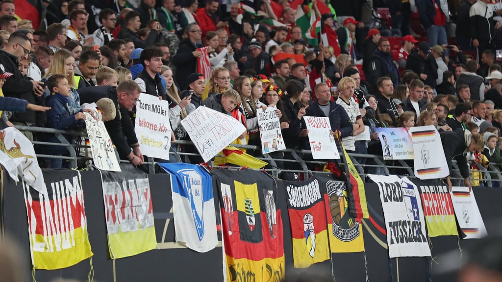 Fans der deutschen Nationalmannschaft beim bislang letzten Länderspiel in Leipzig 2022.