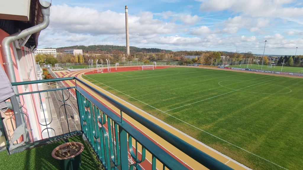 Ausgerechnet das kleinste Zimmer im Hotel "Zum Sportforum" in Blankenburg hat die größte Terrasse. Von dort haben Gäste den wohl schönsten Blick ins frisch sanierte Stadion.