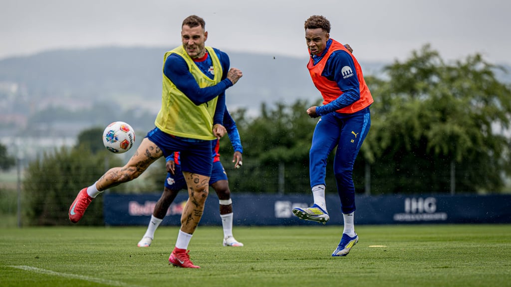 Duell der Gesichtszüge: David Raum (l.) und Assan Ouedraogo im Training von RB Leipzig