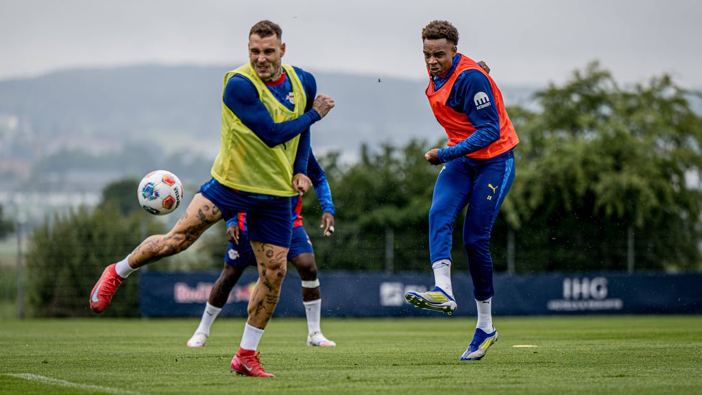 Duell der Gesichtszüge: David Raum (l.) und Assan Ouedraogo im Training von RB Leipzig