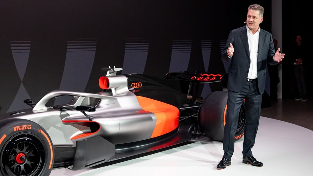 Audi-Boss Gernot Döllner vor seinem neuen Schmuckstück.