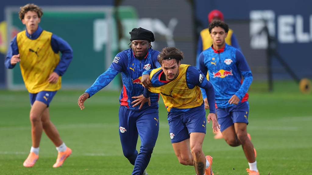 Johan Bakayoko und Max FIngräfe im Zweikampf.