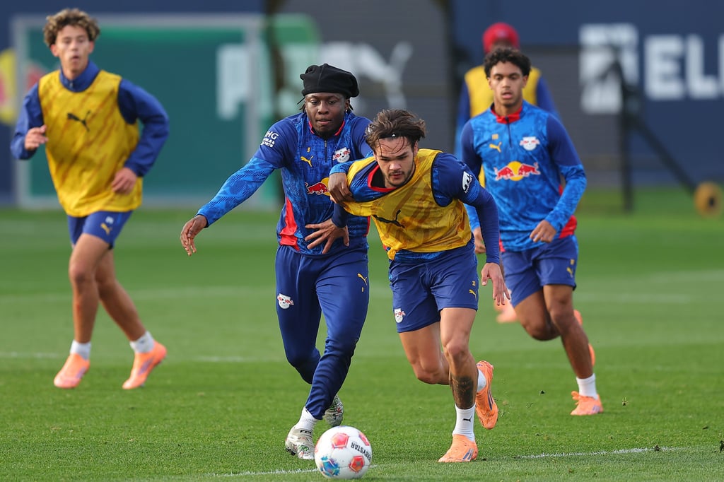 Johan Bakayoko und Max FIngräfe im Zweikampf.