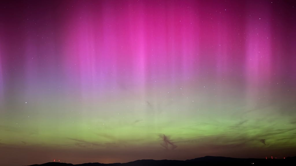 Starke Sonnenstürme können Polarlichter erzeugen, die noch weit südlich der Polarregionen zu sehen sind - sogar in Baden-Württemberg noch. (Archivbild)