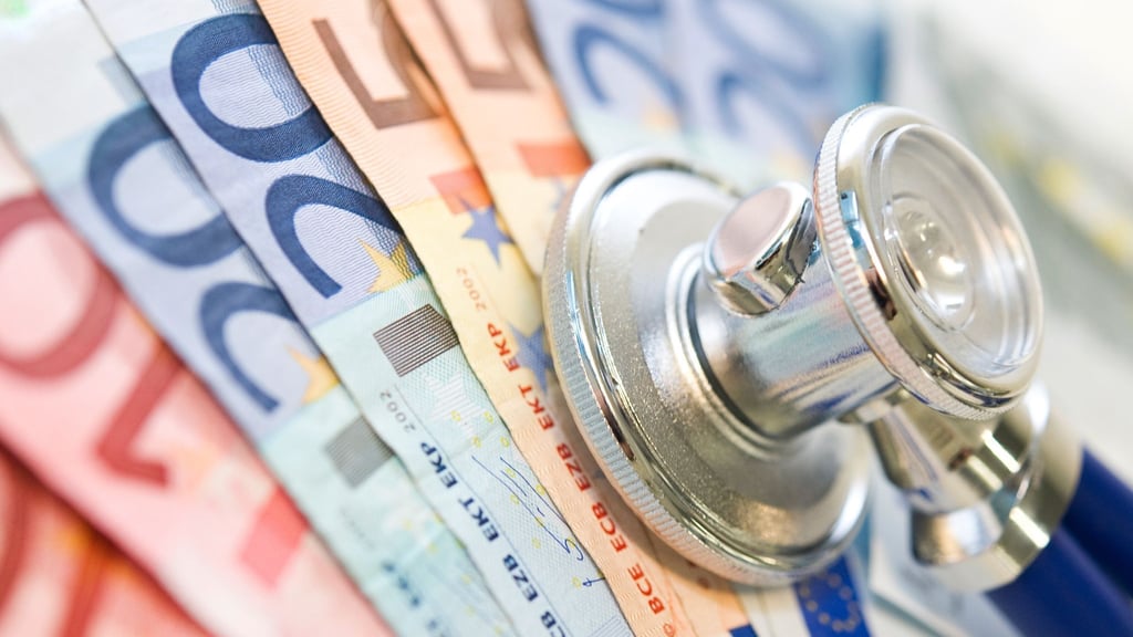 Wer nach einem Unfall im Zusammenhang mit der Arbeit länger oder ganz arbeitsunfähig ist, bekommt von der Unfallversicherung eine Rente.