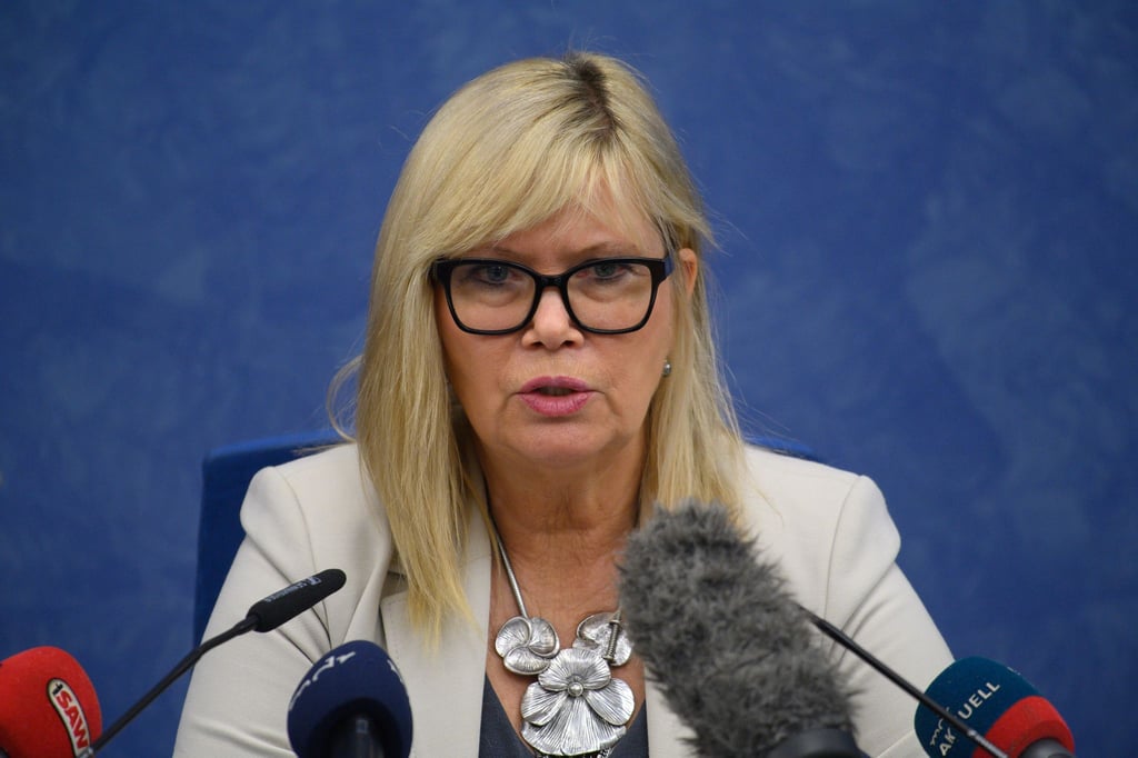 Simone Borris (parteilos), Oberbürgermeisterin der Stadt Magdeburg, spricht im Rathaus der Stadt zu den Medienvertretern.