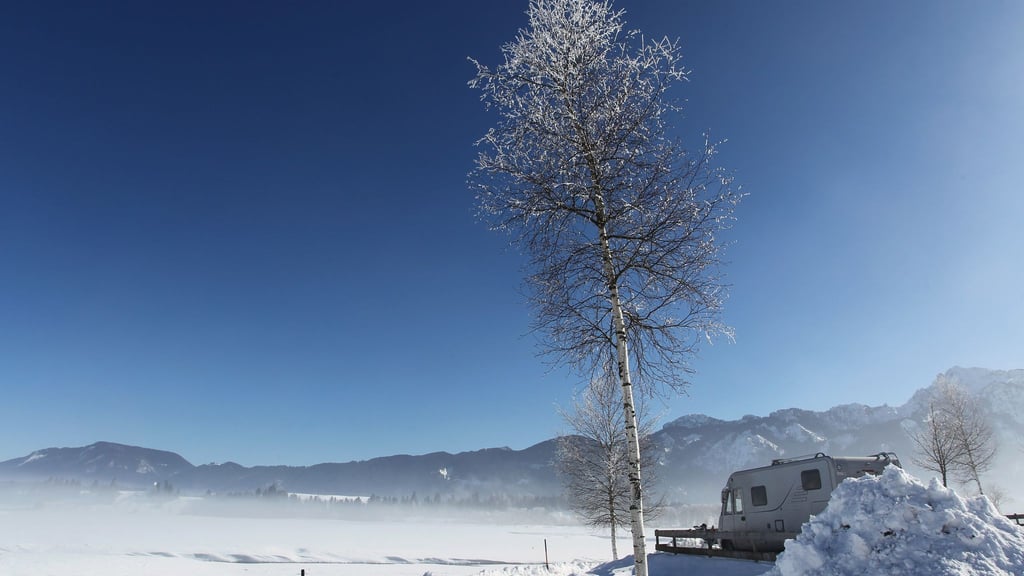 Wintercamping erfreut sich wachsender Beliebtheit: Viele Stellplätze liegen direkt an Skipisten und Loipen.