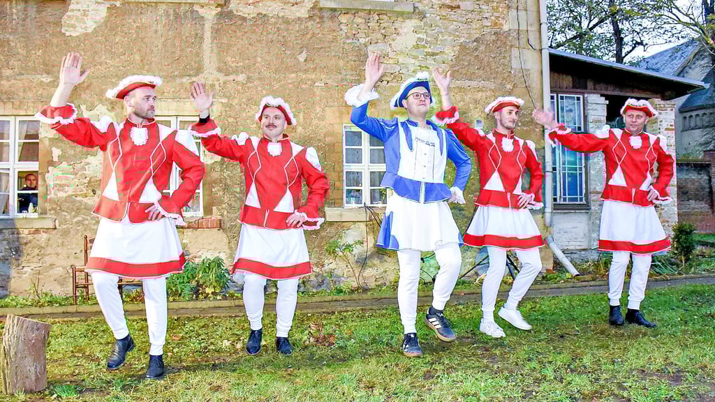 Die Prinzengarde beziehungsweise das Männerballett zeigte beim Wolmirslebener Lichtermarkt der Bördewichtel einen kleinen Einblick in die Karnevalssaison.  