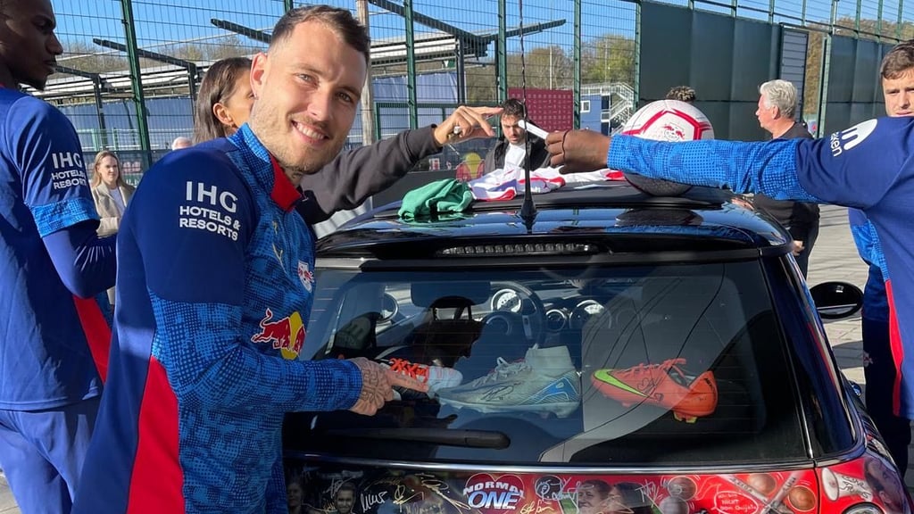 RB-Profi David Raum bei der Unterschrift auf dem Kloppo-Car.&nbsp;