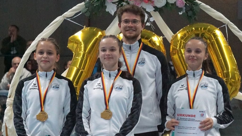 Sophie Julius, Emma Wilke, Malte Schröder und Frieda Wilke (v. l.) verteidigten den Titel für den MSV 90 bei der Deutschen Vereinsmeisterschaft.