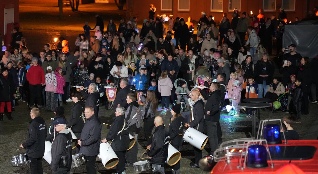 Der Fanfarenzug Lüderitz begleitete den Fackelumzug der Freiwilligen Feuerwehr Stendal zum St. Martinstag, 11. November 2025.