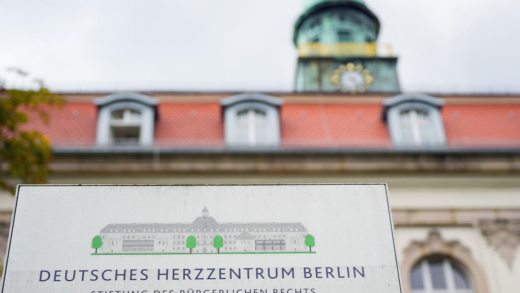 Im Deutschen Herzzentrum der Charité assistiert seit Anfang des Jahres ein Roboter bei Herz-OPs. (Archivbild)