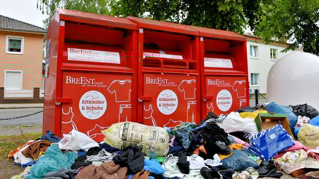 So sah es bisher auf dem Trivoliparkplatz aus: Jede Menge Lumpen und Müll stapelten sich vor den Altkleidercontainern. Jetzt sind die Container weg, an ihrer Stelle wurde ein Warnschild aufgestellt.Foto: Theresa Gringmuth