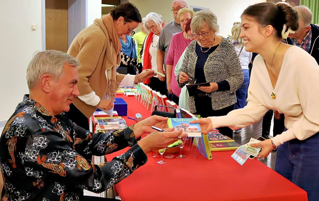 In der Autogrammstunde für seine Fans in Flechtingen nimmt sich der Autor viel Zeit, signiert, wie für Elina, mit persönlichen Widmungen. 