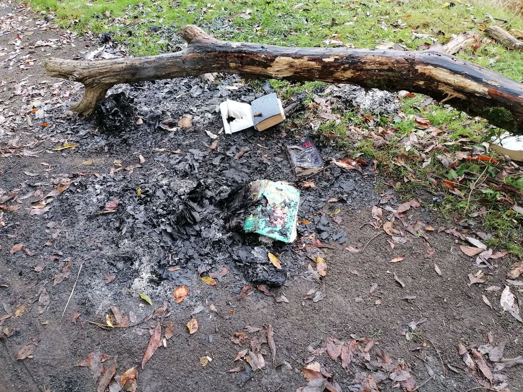 In Schartau sind Bücher aus einer Bücherzelle entwendet worden: Sie wurden offensichtlich angezündet.