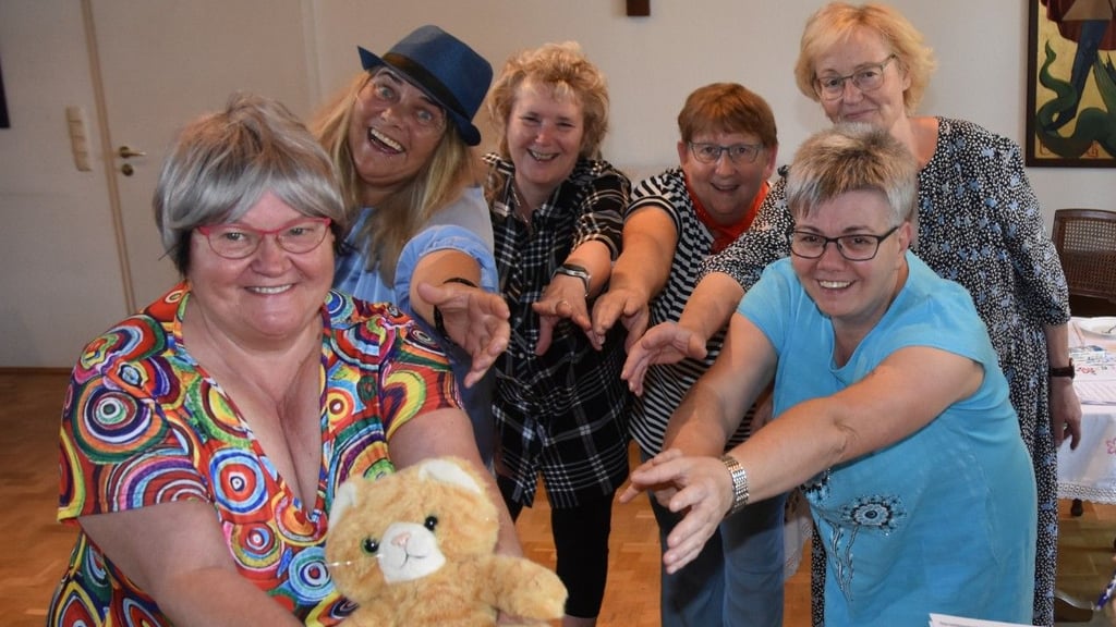 Heidi Lemke (v.l.), Andrea Langkau, Inge Höfer, Astrid Schütte, Heidelore Gödicke und Gesine Müller greifen beherzt nach der Katze, die im Theaterstück eine wichtige Rolle spielt.