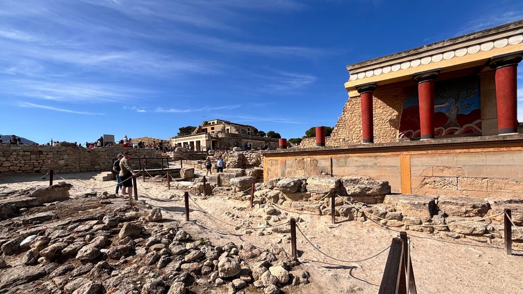 Heinz A. Behrens aus dem Harz hat sich unter anderem den  minoische Palast von Knossos auf Kreta angesehen. Dort fand er erstaunliche Übereinstimmungen zu den Kultstätten im Harz.&nbsp;