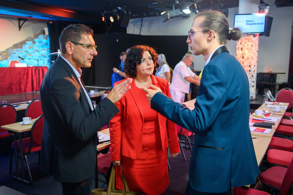 Sachsen-Anhalts BSW-Landesvorsitzende Thomas Schulze (links) und John Lucas Dittrich (rechts) fechten einen Kampf mit Teilen des Vorstands aus.