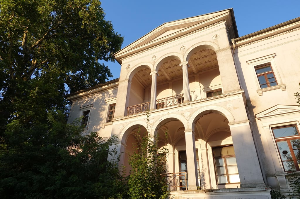 Das Schloss Randau – einst Zentrum des Dorflebens, heute leerstehend und vom Verfall gezeichnet.