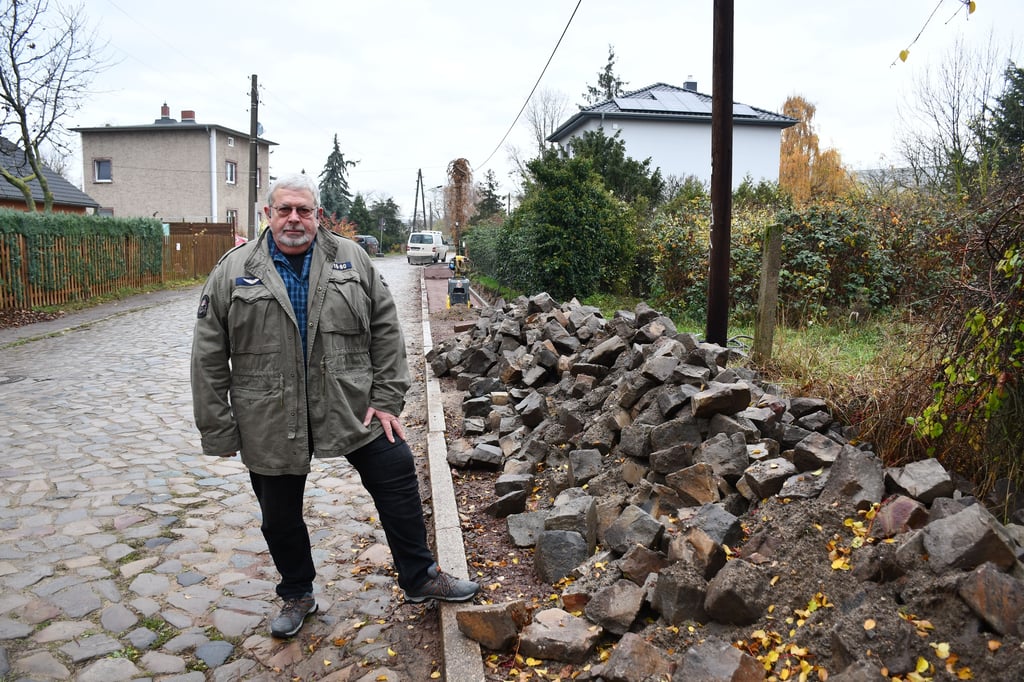 Der Magdeburger Arthur Lukas an dem aufgerissenen Gehweg vor seiner Haustür. Dass das alte Pflaster verschwinden soll, findet er nicht gut.