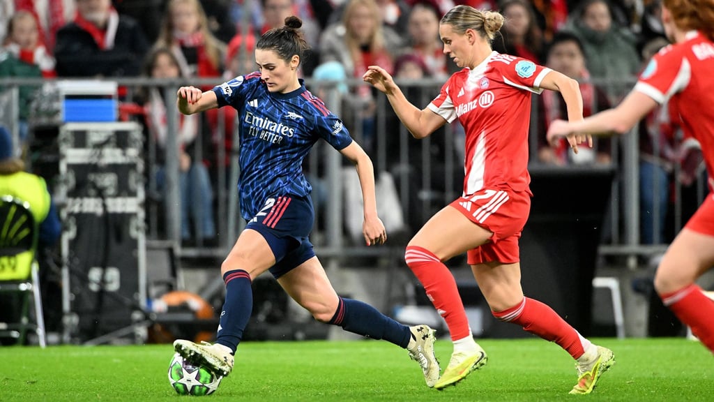 Bayerns Klara Bühl (rechts) im Zweikampf mit Emily Fox von Arsenal.