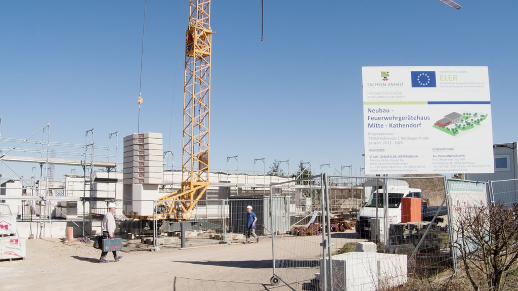 Inzwischen ist aus dieser Baustelle ein fast bezugsfähiges Feuerwehrgerätehaus geworden.