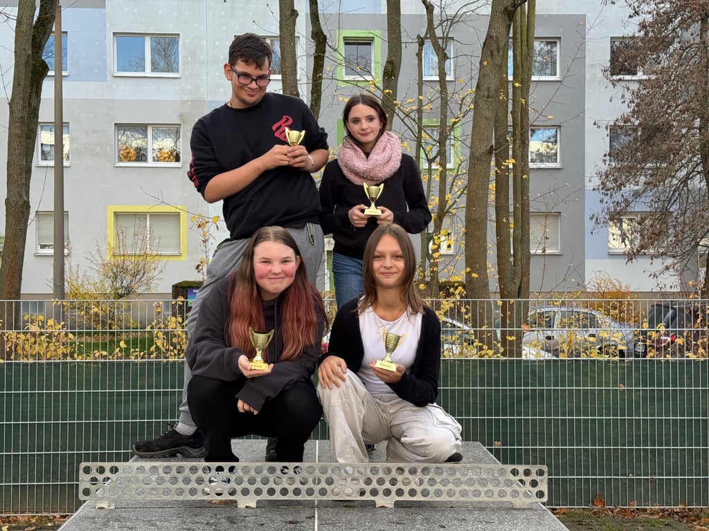 Stolze Gesichter auf dem Schulhof: Das Filmteam vom Lernzentrum Halle-Neustadt zeigt die Pokale für seinen Kurzfilm „Chantal im Saaleland“. Bald folgt noch die offizielle Ehrung durch die Schulleitung.