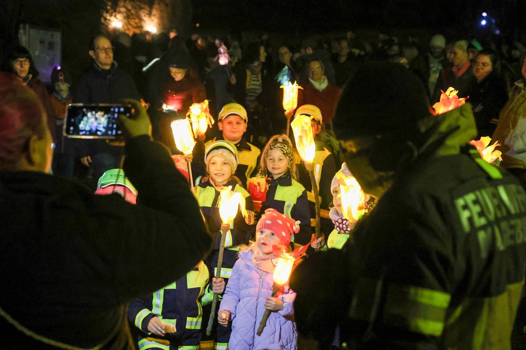 Viele Kinder sind zum Gedenken an den heiligen Martin mit Laternen durch das Dorf gezogen.