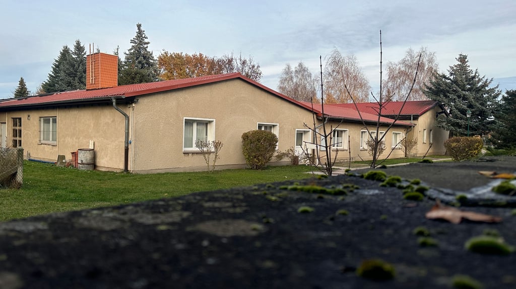 Das gemeindliche Gebäude in Königsborn an der Möckerner Straße, in dem auch der Ortschaftsrat seine Sitzungen abhält, bekommt derzeit Schützenhilfe des örtlichen Geflügelvereins. 