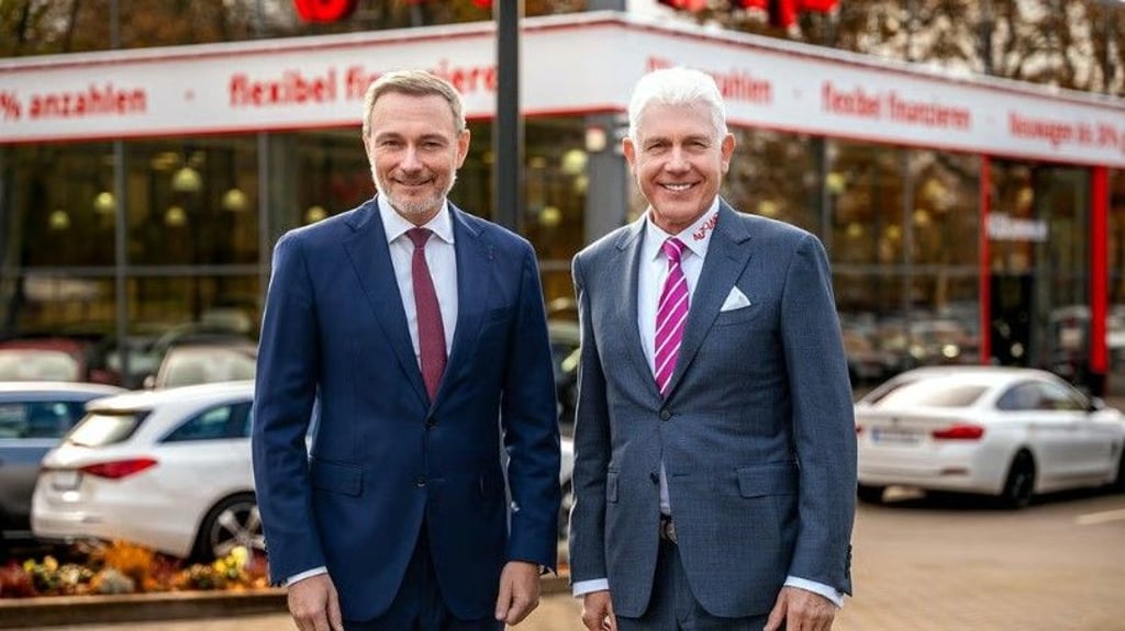 Christian Lindner (links) und Wilfried Wilhelm Anclam vor einer Autoland-Filiale.