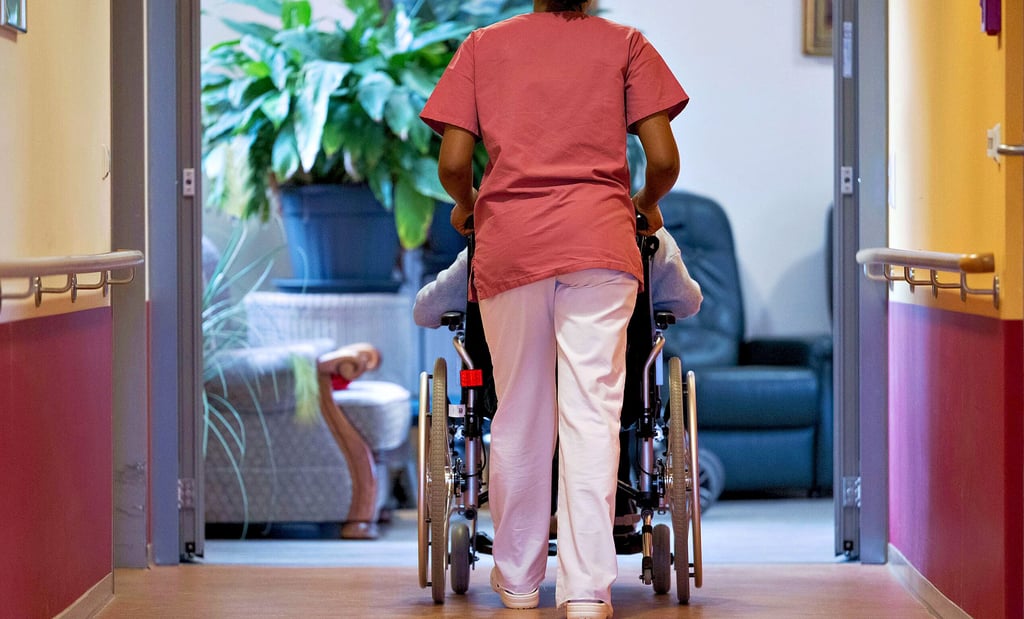 Der Beruf der Pflegefachkraft ist anstrengend und herausfordernd. Sie sind an Sonn- und Feiertagen rund um die Uhr im Einsatz. 