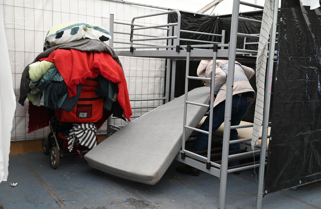 In den Zeiten der größten Überlastung wurden mancherorts Geflüchtete in Sporthallen einquartiert. (Archivbild)