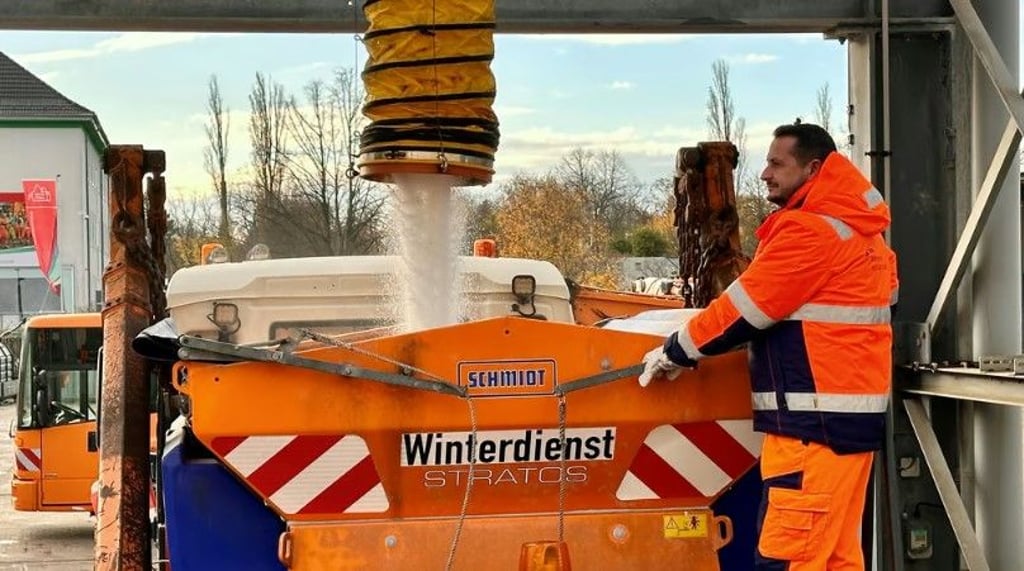 1.600 Tonnen Salz hat die Stadtwirtschaft Halle für den Winterdienst gebunkert. Befüllt werden Fahrzeuge auf dem Betriebshof in der Äußeren Hordorfer Straße.