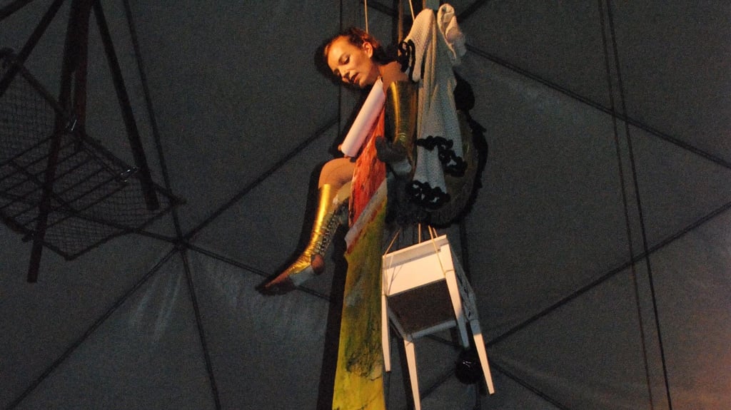 Trapezkünstlerin Jana Kolb. 