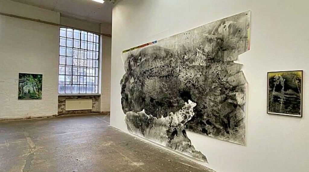 Nora Mona Bachs „Haderlump (abgewinnen), Kohle und Pastell auf Papier“.